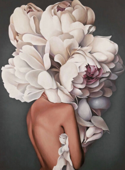 Девушка с пионами на голове