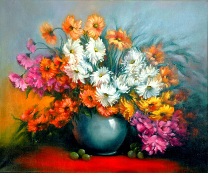 Яркие цветы в фарфоровой вазе