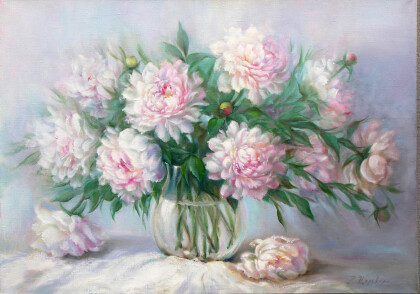 Белые пионы в вазе