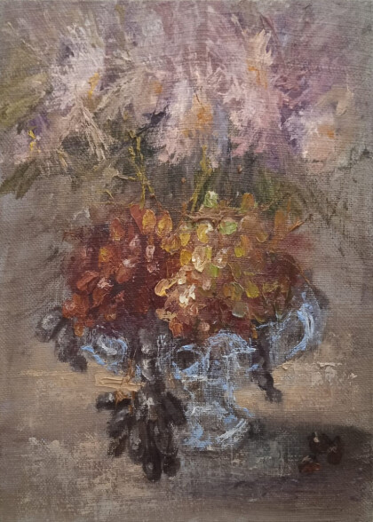 Виноград в голубой вазе