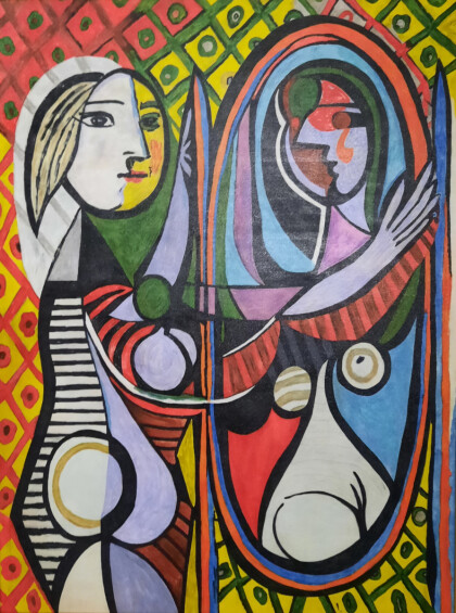 Девушка перед зеркалом