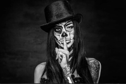 Девушка в маске