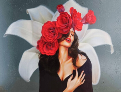 Девушка с красными розами