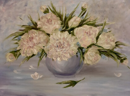 Кремовые пионы