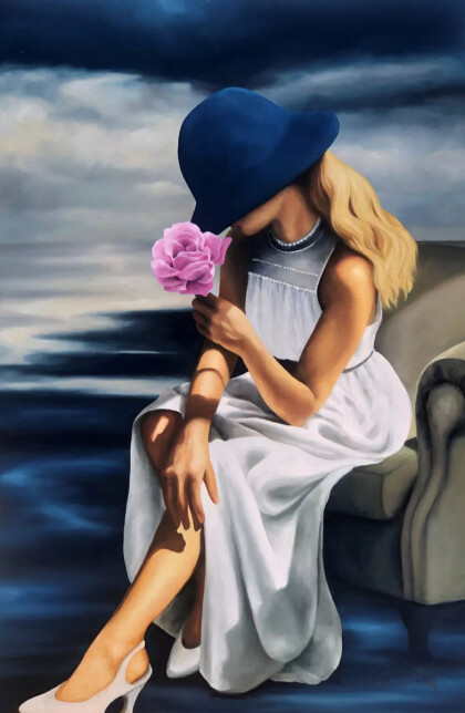 Девушка с цветком в руке