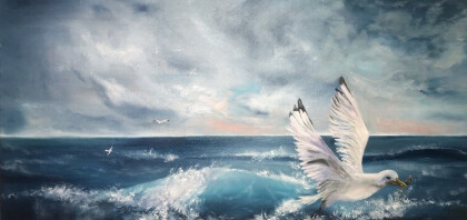 Чайка летящая над морем