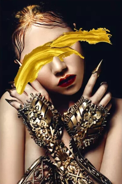 Девушка в перчатках