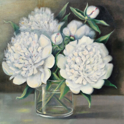 Белые пионы в вазе