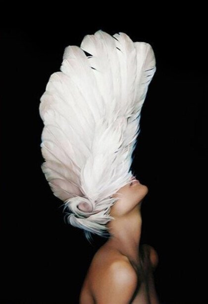 Девушка с пером на голове