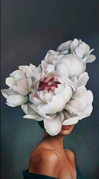 Девушка в цветочной шляпе