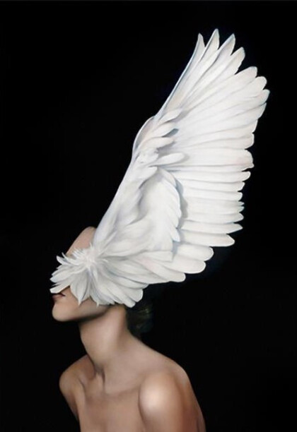 Девушка с перьями