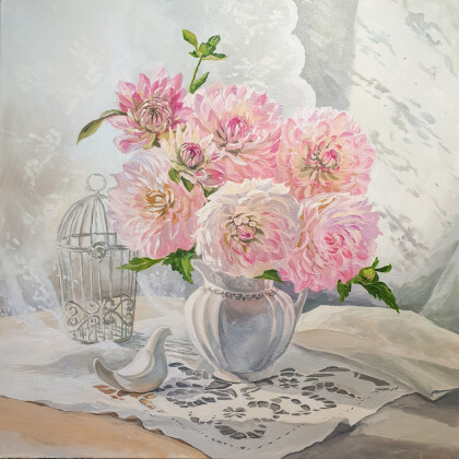 Георгины. Натюрморт с птичкой.