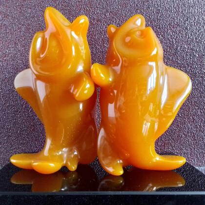 2 жёлтые рыбы на чёрном подиуме 5 (К.1)