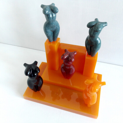 Статуэтки 5 девушек на 5 жёлтых подиумах 1-5