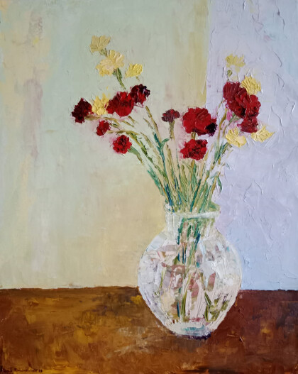 гвоздики в круглой вазе