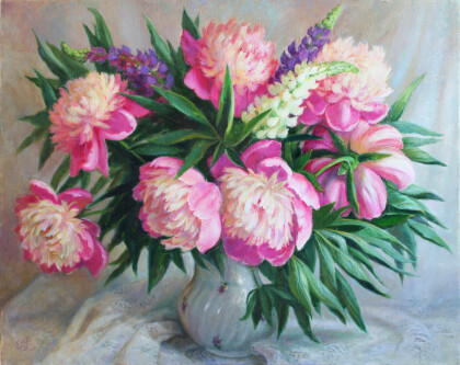 Пионы в белой вазе