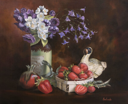 Натюрморт с клубникой и фигуркой Додо