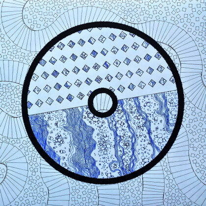 Разлив (1) Синий жидкий узор на белом фоне