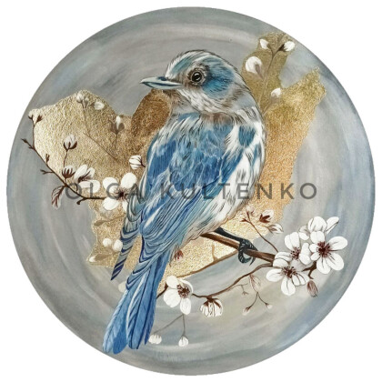 Синяя птичка на цветущей ветке