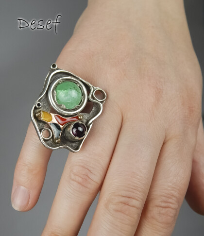 Кольцо абстрактное с изумрудом и гранатом