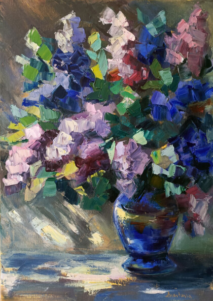 Цветы в синей вазе