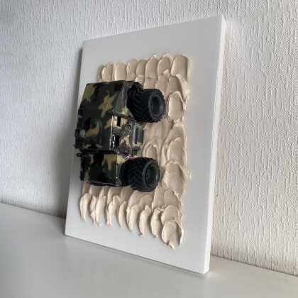 Картина с машинкой из гипса и эпоксидной смолы