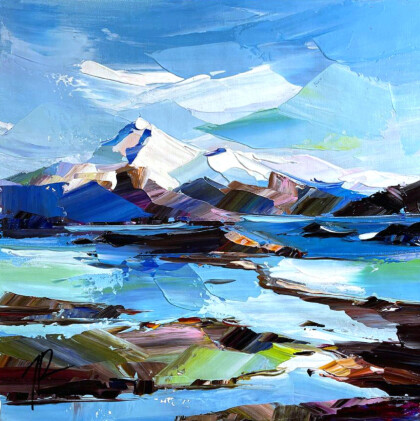 Морской берег на фоне гор