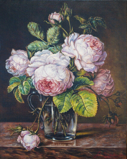 Розы в стеклянной вазе на выступе