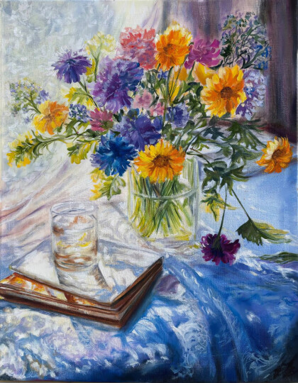 Полевые цветы в утреннем свете