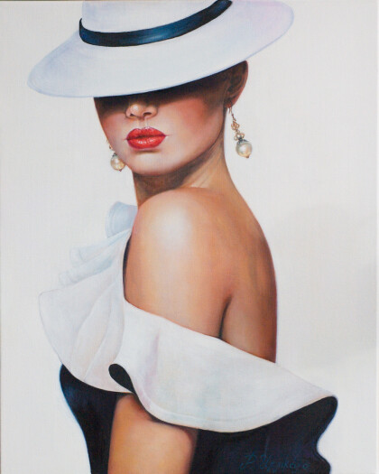 Красивая девушка в белой шляпе