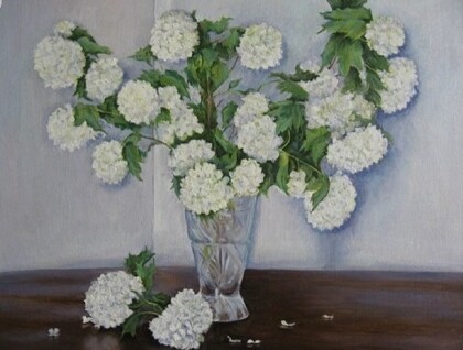 Белые шары на столе