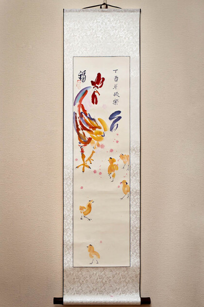 Новогодний петушок с цыплятами на шелковом свитке