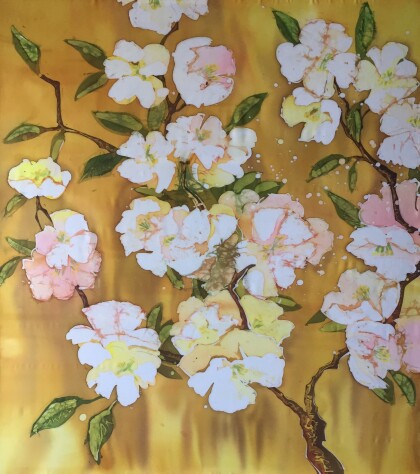 Ветка яблони на золотом фоне