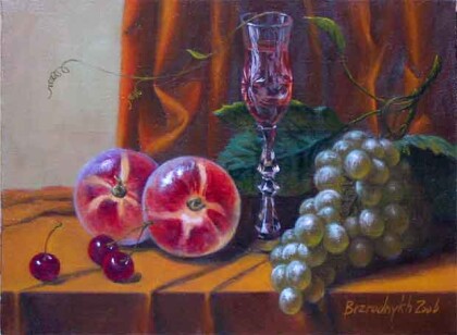 На охристой драпировке