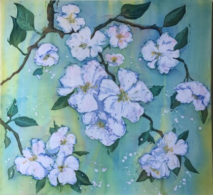 Ветка яблони на зеленом фоне