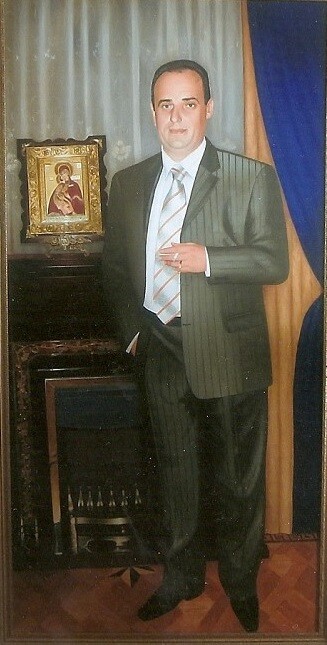 портрет мужчины в интерьере га фоне камина