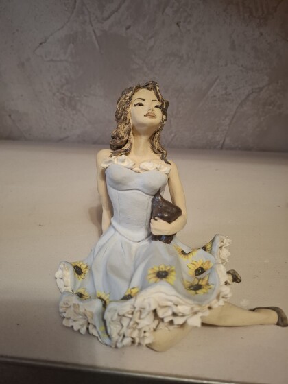 Девушка в платье с подсолнухами