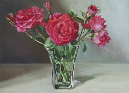 Розы в треугольной вазе