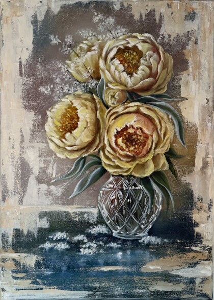 Пионы в хрустальной вазе