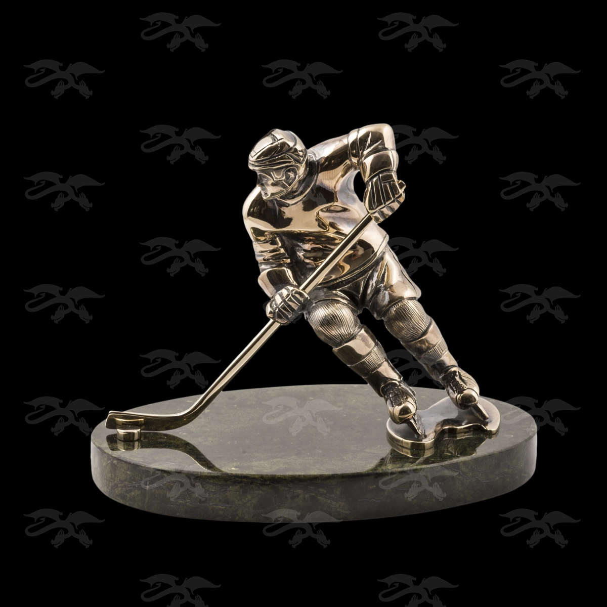 Хоккеист из латуни по технологии бронзового литья